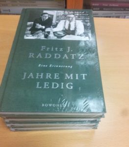 An alle Teilnehmenden verschenkt: Fritz J. Raddatz: Eine Erinnerung Jahre mit Ledig ISBN: 978-3-498-05798-5 Klappentext: "Der sensible Elefant. Er konnte trompeten, stampfen und zärtlich sein."